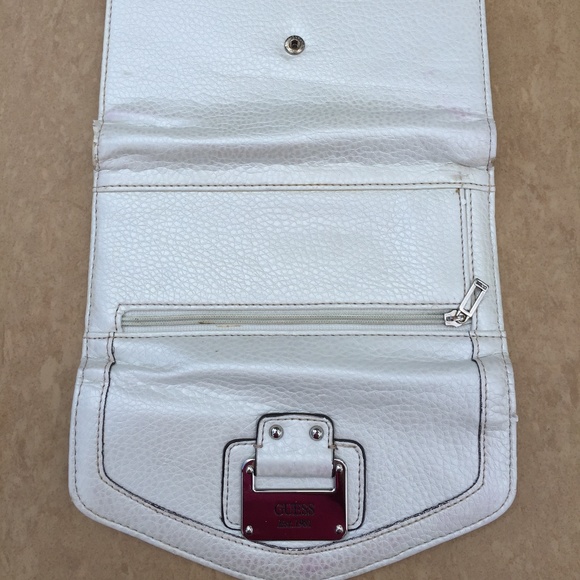 Guess Wallet - Picture 2 of 8